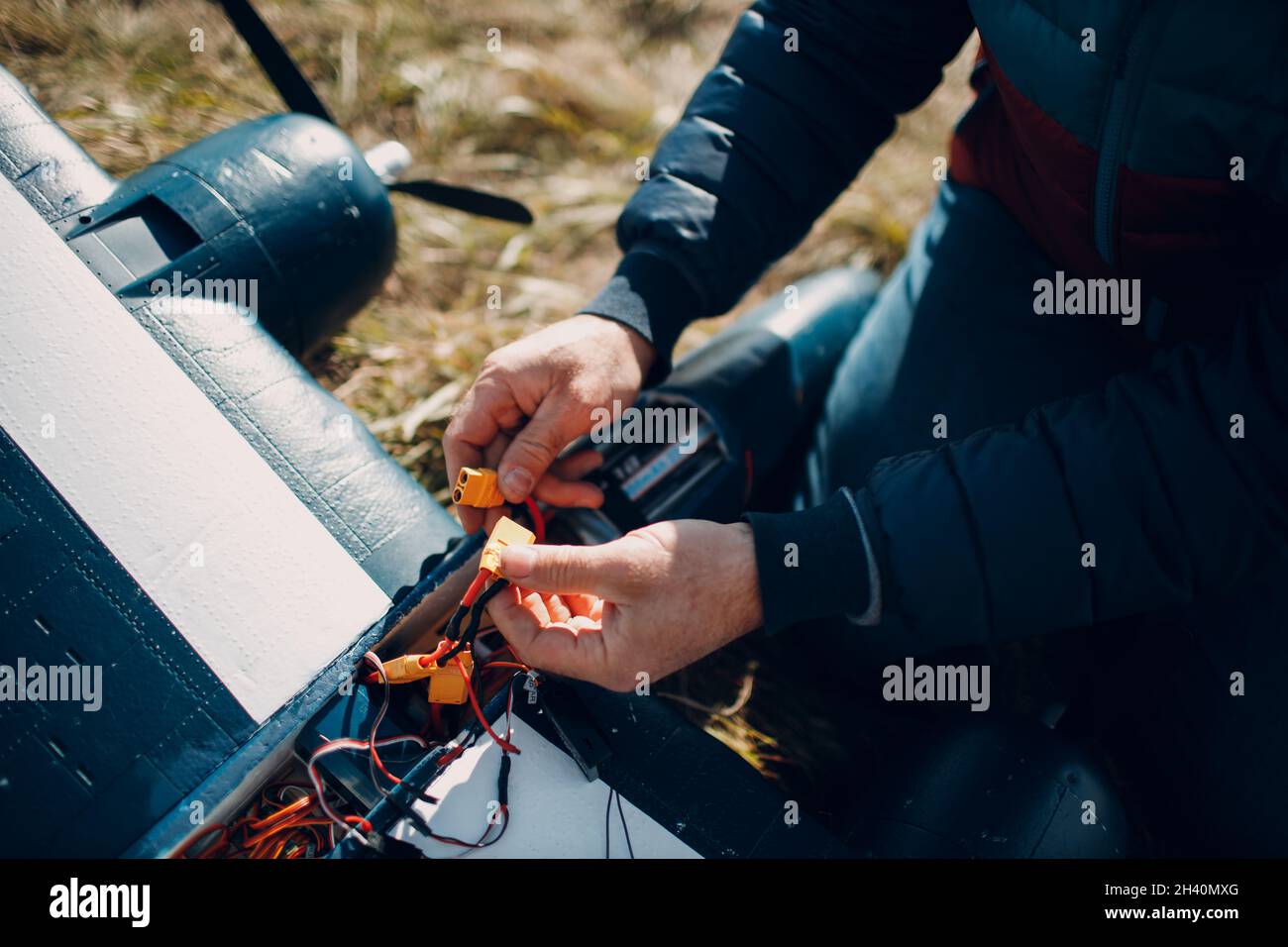 Radio control rc modello giocattolo aereo a terra controllare e sostituire la batteria Foto Stock