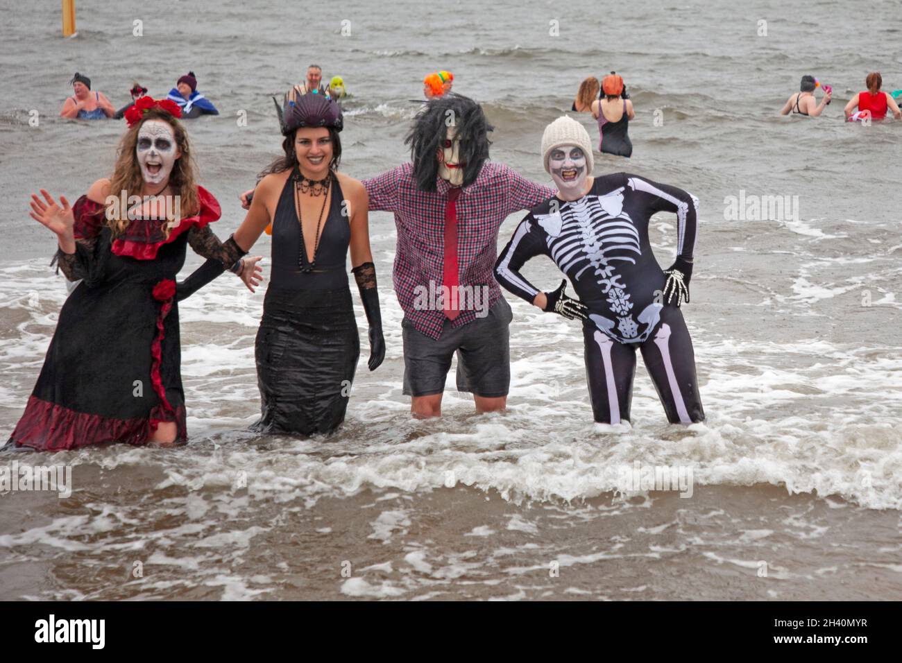 Portobello, Edimburgo, Scozia, Regno Unito. 31 ottobre 2021. Tuffo spooktacular al mare questo Halloween. Per celebrare il lancio degli autori scozzesi Anna Deacon e la nuova guida esperta di Vicky Allan sull'arte del nuoto selvaggio: Scozia. Hanno organizzato un evento in costume di Halloween per principianti ed esperti nuotatori selvatici. Premi per i migliori costumi. Il libro è incentrato sulla sostenibilità, sul turismo responsabile e sulla costruzione di comunità in tutta la Scozia e presenta oltre cento dei luoghi più rinvigorenti e gratificanti per il nuoto selvaggio del paese. Credit: Newsandmore/Alamy Live News. Foto Stock