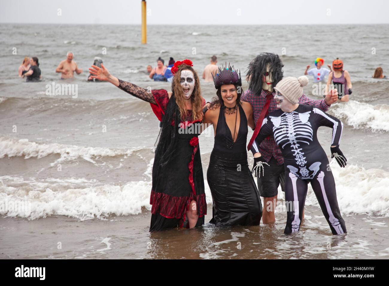 Portobello, Edimburgo, Scozia, Regno Unito. 31 ottobre 2021. Tuffo spooktacular al mare questo Halloween. Per celebrare il lancio degli autori scozzesi Anna Deacon e la nuova guida esperta di Vicky Allan sull'arte del nuoto selvaggio: Scozia. Hanno organizzato un evento in costume di Halloween per principianti ed esperti nuotatori selvatici. Premi per i migliori costumi. Il libro è incentrato sulla sostenibilità, sul turismo responsabile e sulla costruzione di comunità in tutta la Scozia e presenta oltre cento dei luoghi più rinvigorenti e gratificanti per il nuoto selvaggio del paese. Credit: Newsandmore/Alamy Live News. Foto Stock