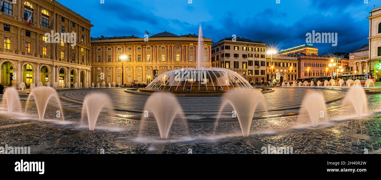 Piazza De Ferrari a Genova di notte Foto Stock