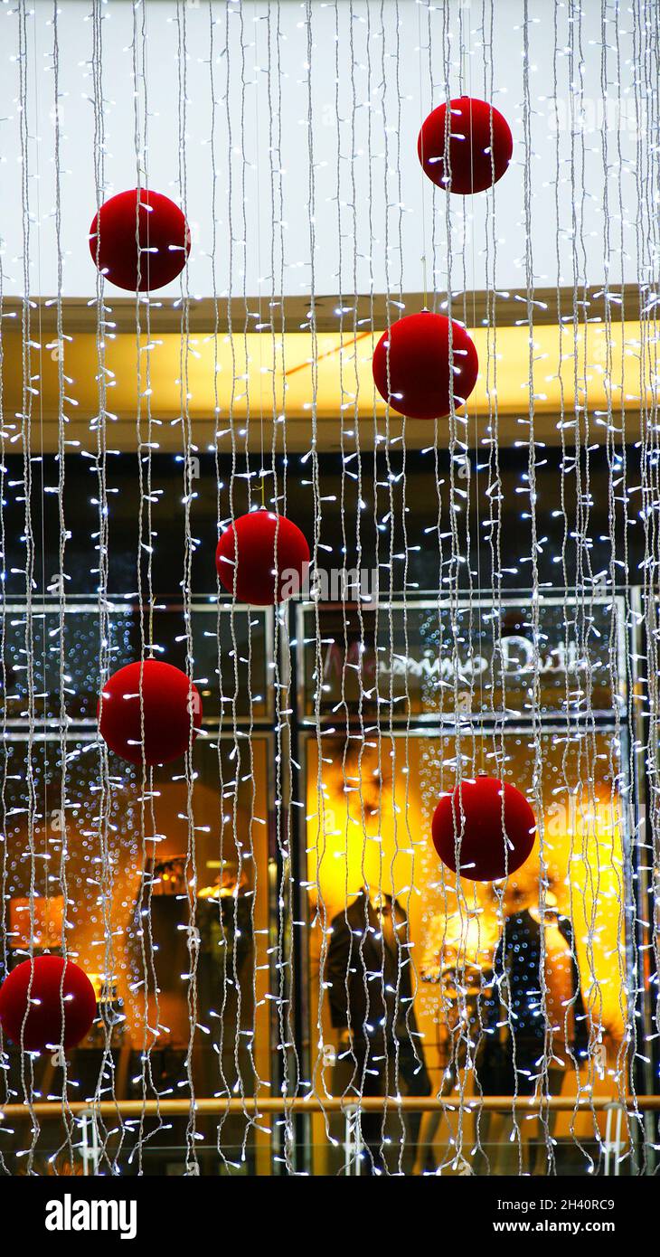 Giocattoli e decorazioni natalizie in un centro commerciale a Barcellona, Catalunya, Spagna, Europa Foto Stock