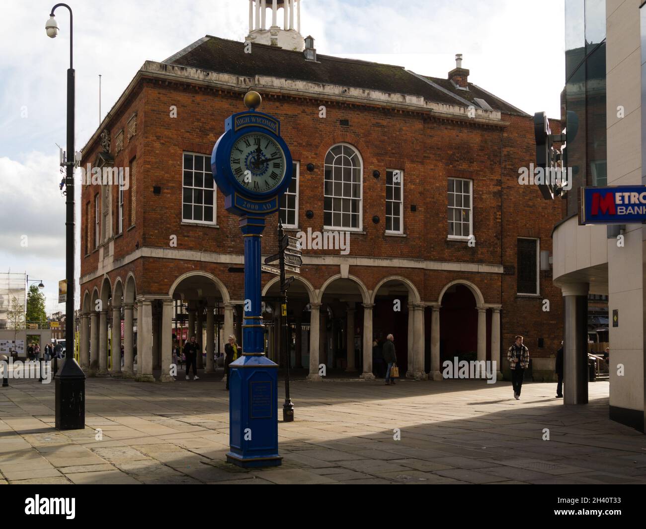 Millennium Town Clock di fronte a Guildhall edificio classificato di grado 1 risalente al 1757Cornmarket High Wycombe Buckinghamshire Inghilterra UK Foto Stock