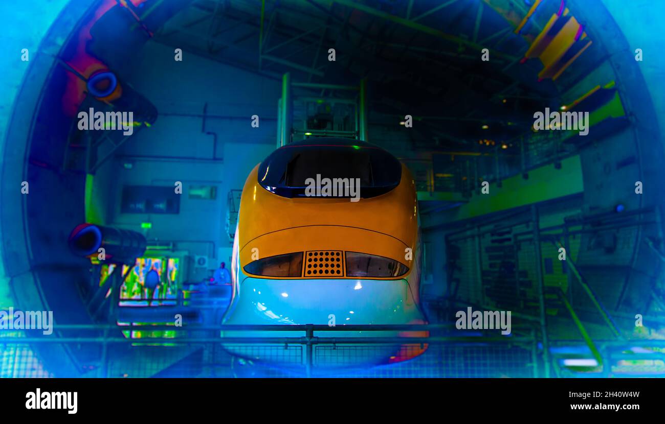 Fronte di una locomotiva in un futuristico laboratorio verde e blu in etereo blu sfumature che assomigliano a una porta d'imbarco Foto Stock