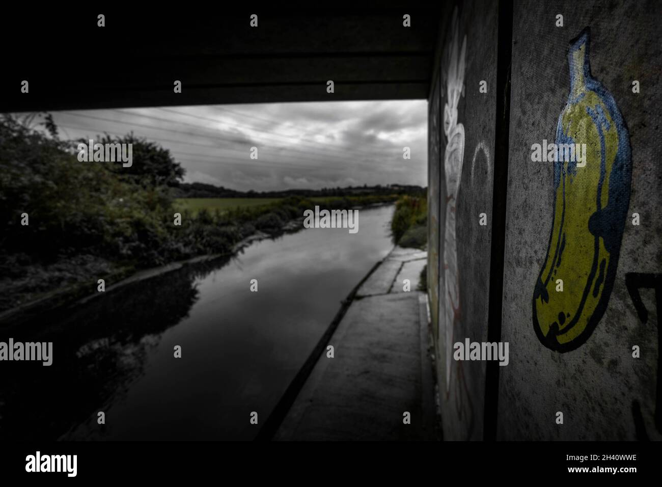Un sottopassaggio sul Canal Grantham nel Lincolnshire in una giornata noiosa Foto Stock