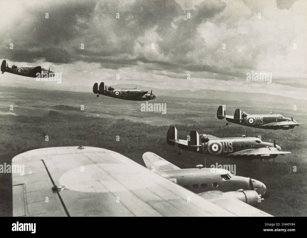 Foto d'epoca circa il 1942 di un volo di Lockheed Hudson Mk.i bombardieri della Royal Australian Air Force numero 1 che volava sopra Malaya durante l'invasione giapponese di Malaya e la caduta di Singapore. No. 1 Squadron ha lanciato una serie di assalti alle forze giapponesi, diventando il primo aereo a fare un attacco nella guerra del Pacifico. Gli Hudsons affondarono una nave da trasporto giapponese, l'IJN Awazisan Maru, e danneggiarono altri due trasporti, l'Ayatosan Maru e Sakura Maru, per la perdita di due Hudsons, un'ora prima dell'attacco a Pearl Harbor Foto Stock