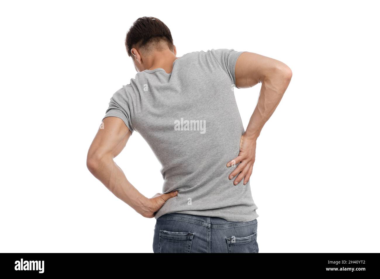 L'uomo europeo millenario soffre di dolore muscolare, premendo mano a schiena Foto Stock