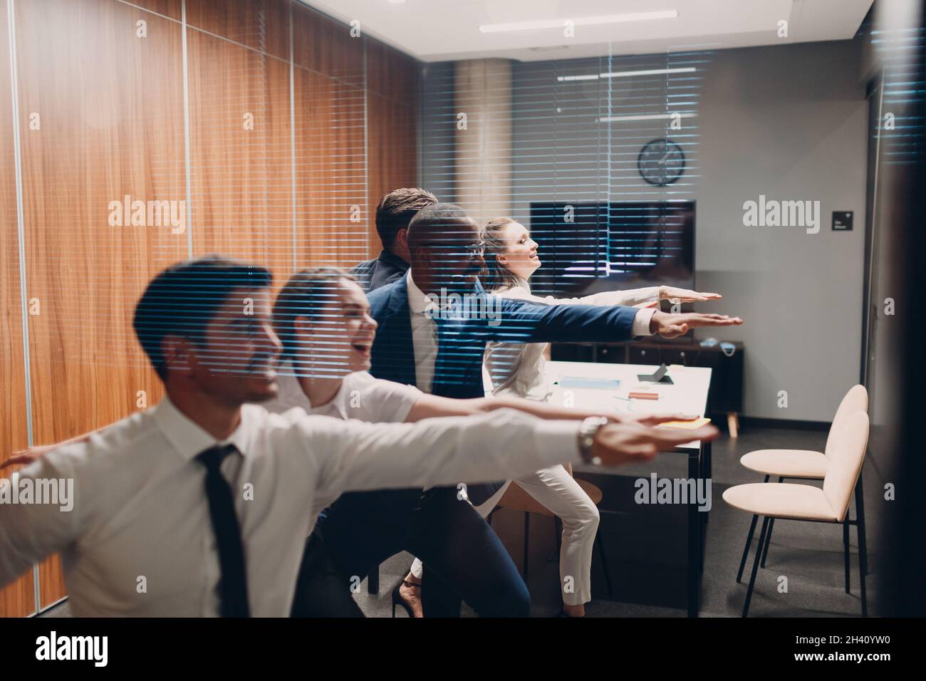 Il team di uomini d'affari e donne d'affari durante la riunione d'ufficio. La discussione di conferenza di gruppo della gente di affari si siede al tavolo con l'uomo del capo e. Foto Stock