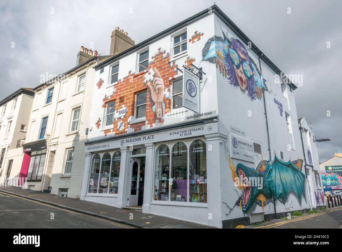 Belle opere d'arte di strada sul Paradox Place in Gloucester Road nella zona nord di Laine di Brighton, East Sussex, Regno Unito. Foto Stock