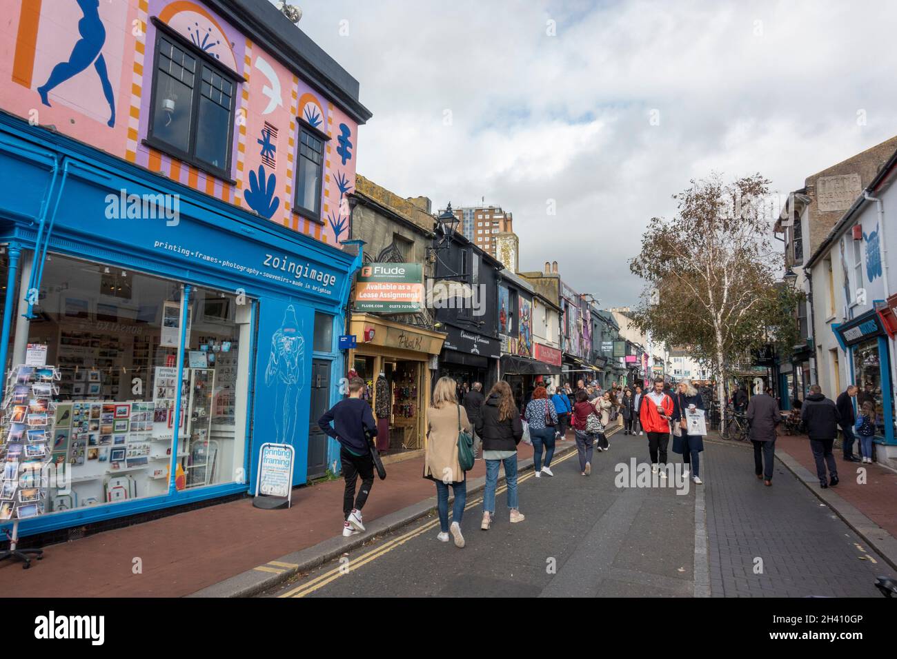 Ammira la colorata Sydney Street nella zona di North Laine di Brighton, East Sussex, Regno Unito. Foto Stock