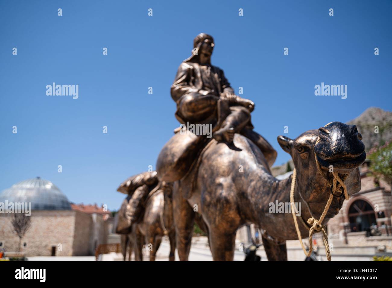 TOKAT, TURCHIA - 6 AGOSTO 2021: Gruppo di statue di bronzo raffiguranti una carovana con uomini e cammelli di fronte al museo storico Tokat Foto Stock