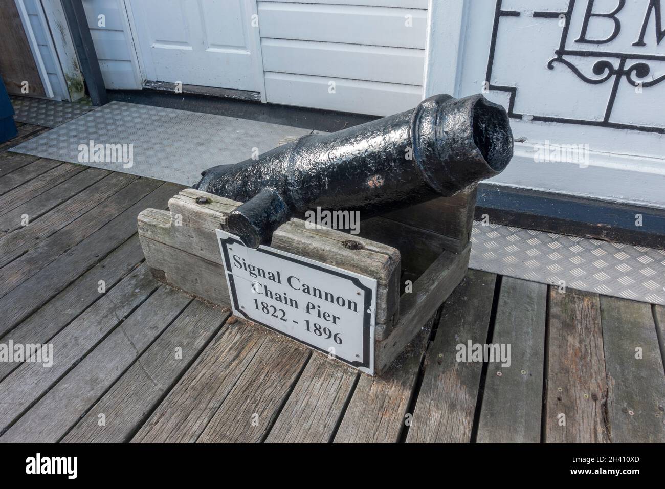 Un molo della catena Signal Cannon (1822-1896) sul molo del Palazzo di Brighton, sul lungomare di Brighton, East Sussex, Regno Unito. Foto Stock