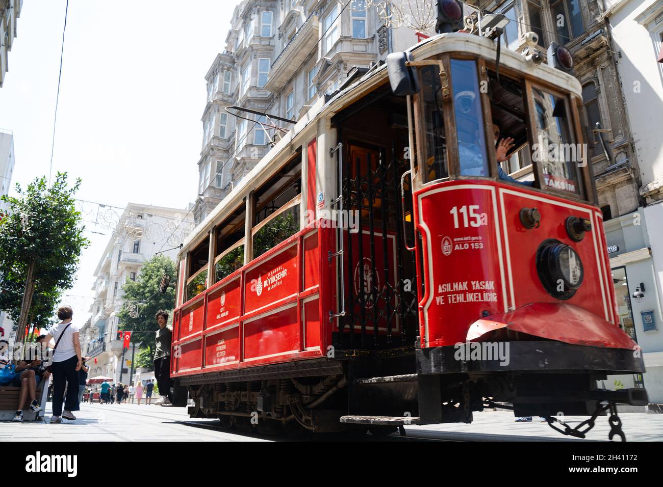 ISTANBUL, TURCHIA - 18 LUGLIO 2021: L'iconico tram rosso Taksim Tunel Nostalgia sulla strada per Piazza Taksim Foto Stock