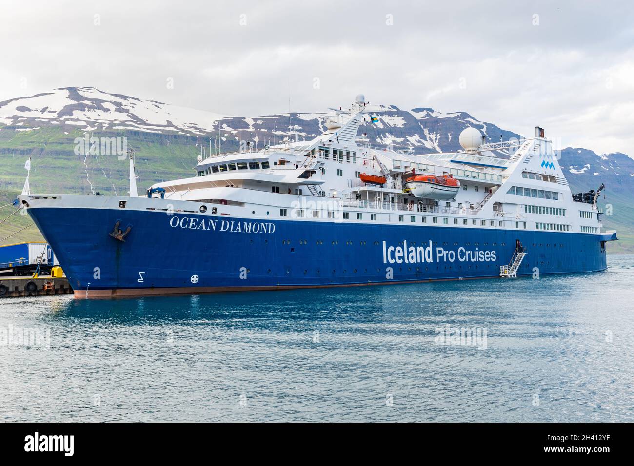 Seydisfjordur Islanda - Luglio 17. 2021: Nave da crociera Ocean Diamond nel porto di Seydisfjordur Foto Stock