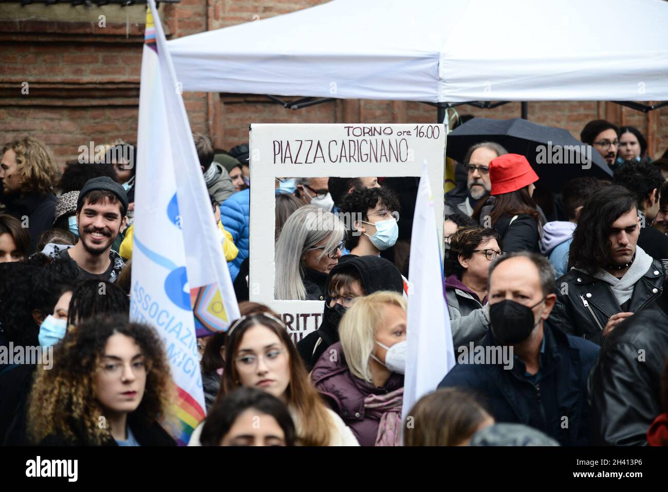 Cittadini e associazioni per le strade per sostenere la battaglia per i diritti LGBTQ dopo il naufragio della DDL Zan al Senato , il 30 ottobre 2021 a Torino, Italia. Foto Stock