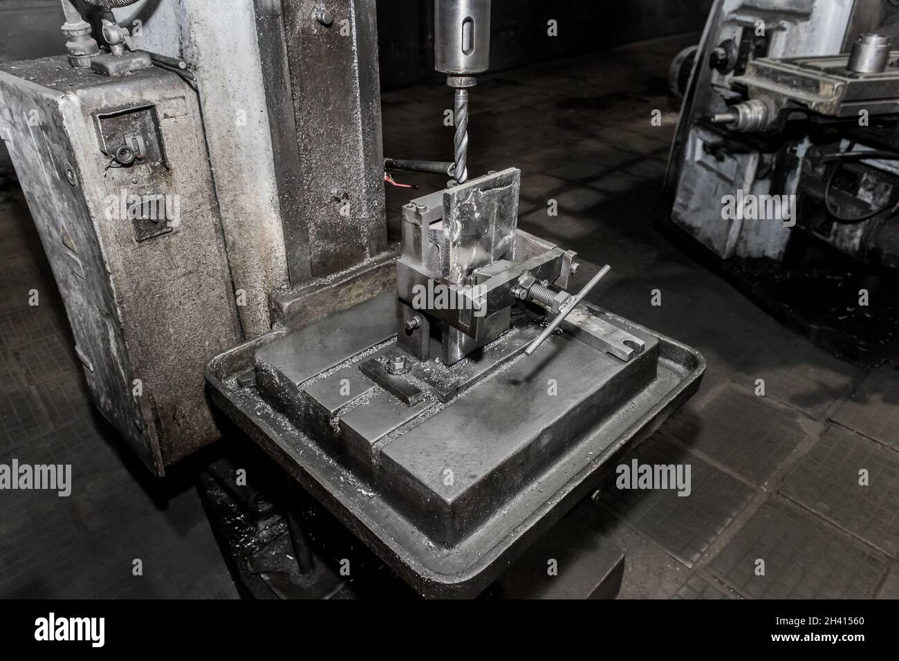 Processo e sistema, attrezzatura e utensile per la lavorazione dei metalli  con meccanismi di fissaggio per