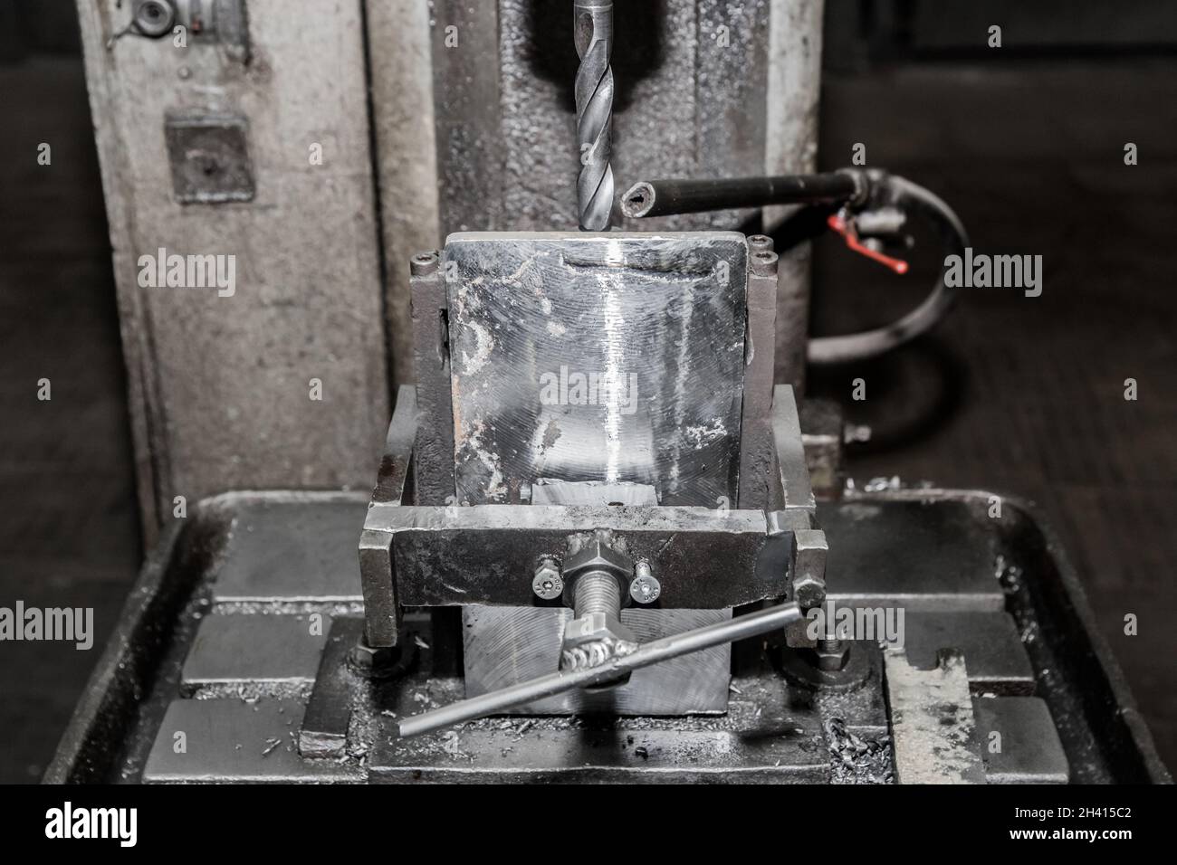 Processo e sistema, attrezzatura e utensile per la lavorazione dei metalli con meccanismi di fissaggio per la foratura del ferro con tubo per l'acqua di raffreddamento nell'officina di un i Foto Stock