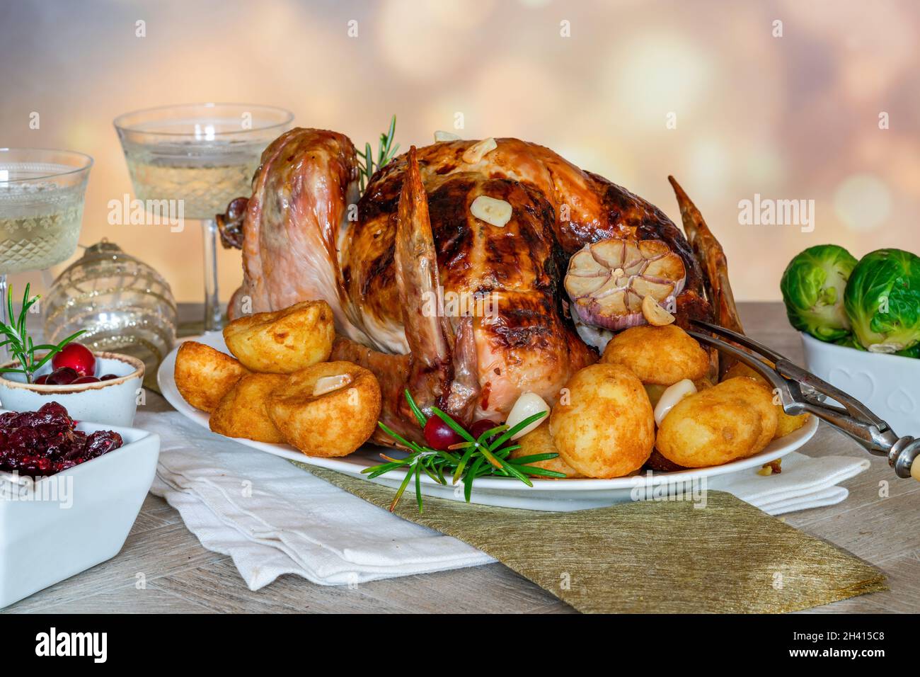 tacchino di Natale arrosto tradizionale con ripieno di albicocca e pistacchio, patate arrosto e salsa di mirtilli Foto Stock