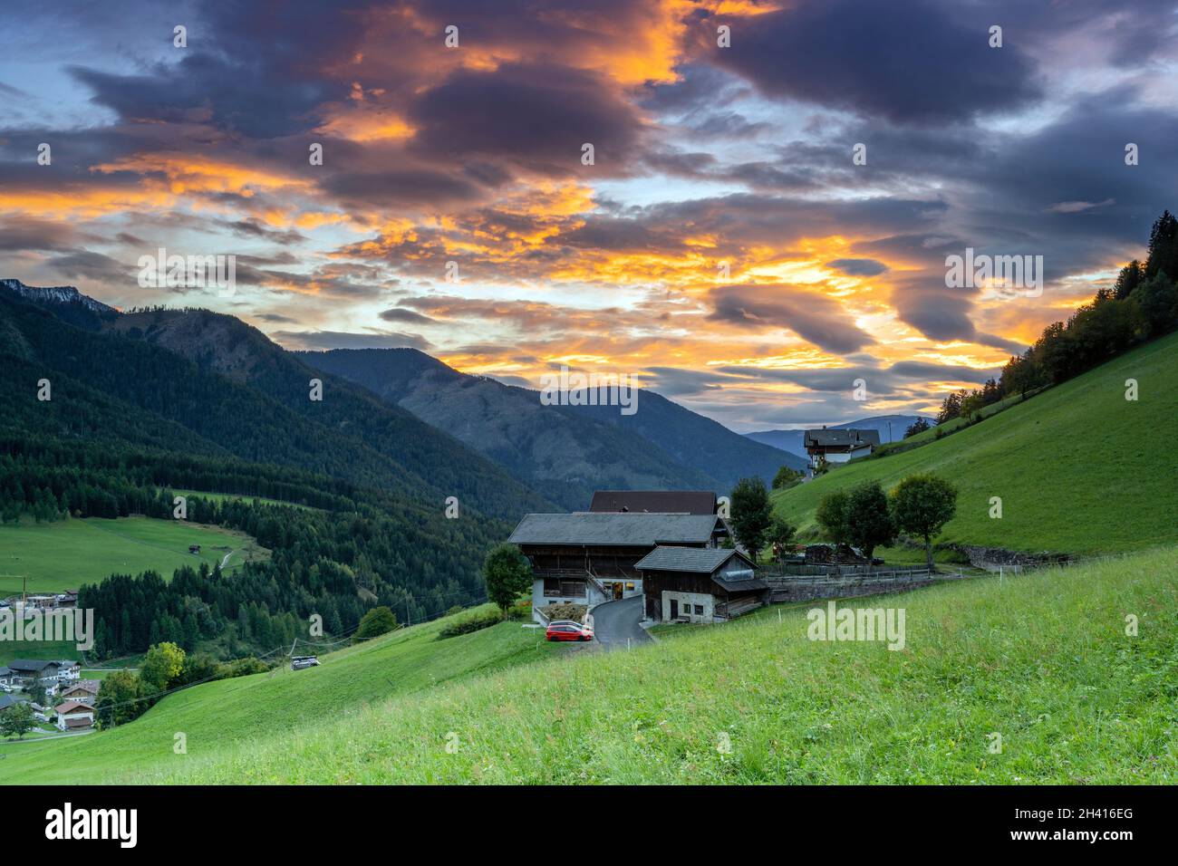 Vista panoramica del tramonto sulla valle di Funes, Alto Adige, Italia Foto Stock