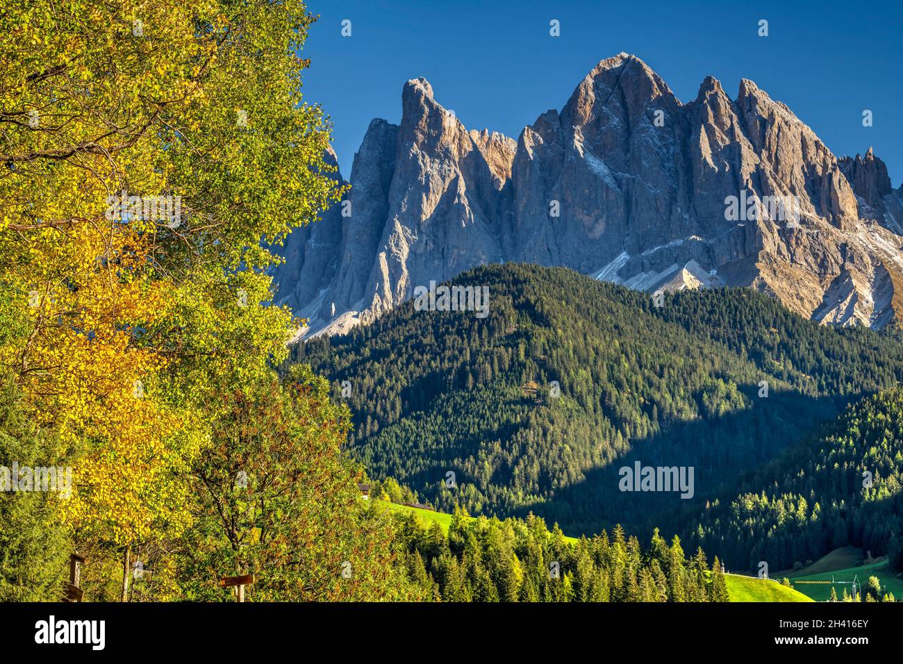 Panoramica vista autunnale della valle di Funes e del gruppo montuoso delle Dolomiti di Odle, Alto Adige, Italia Foto Stock