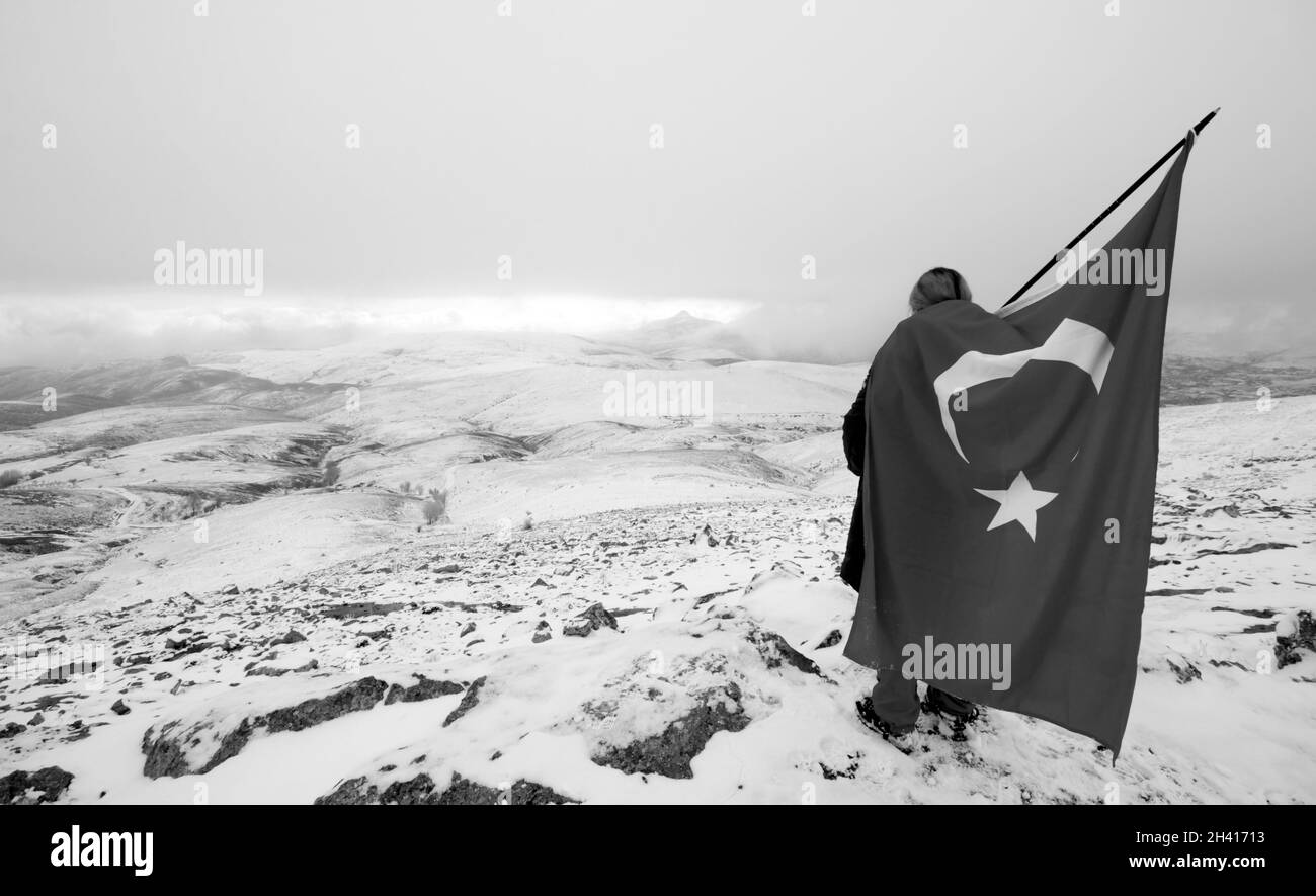 Montagne innevate e bandiera turca Foto Stock