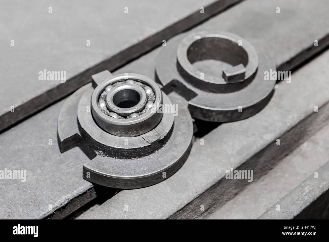 Ingranaggi inferiori parte industriale del meccanismo motore in ferro. Foto Stock