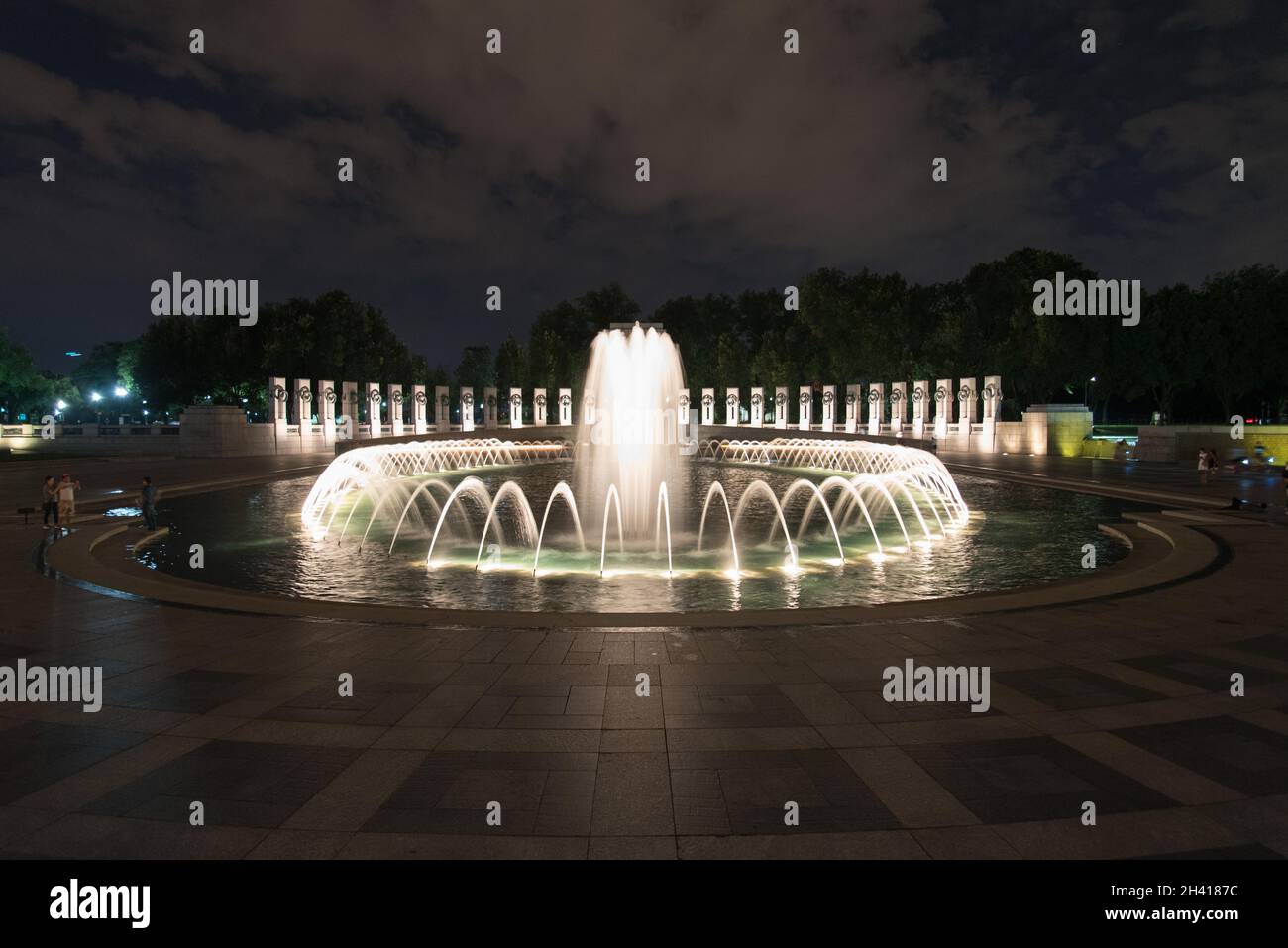 Fontana al memoriale della seconda Guerra Mondiale di notte a Washington, USA Foto Stock