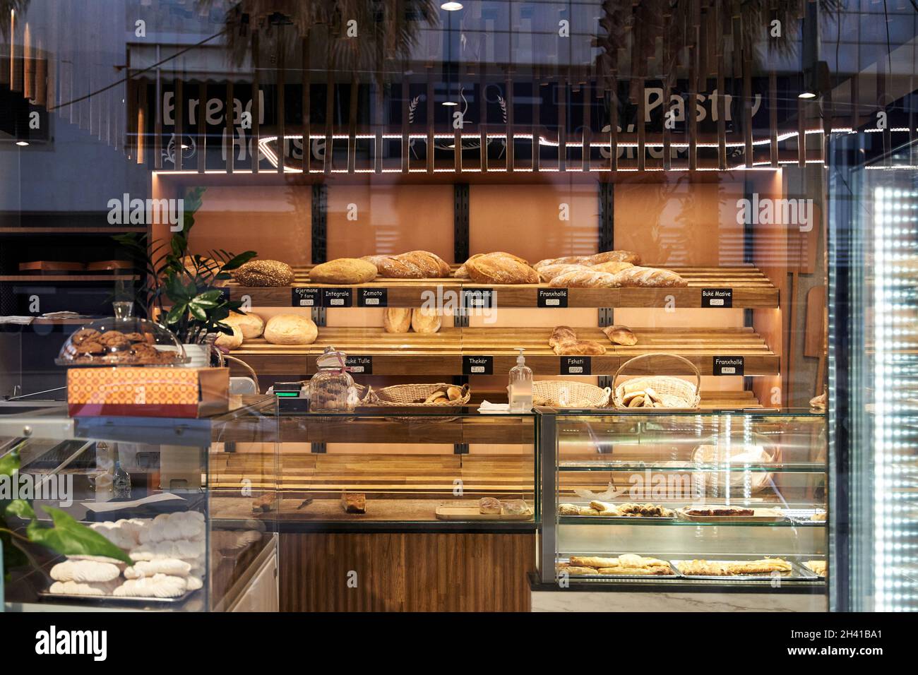 Vetrina di prodotti da forno assortiti, pane e pani Foto Stock