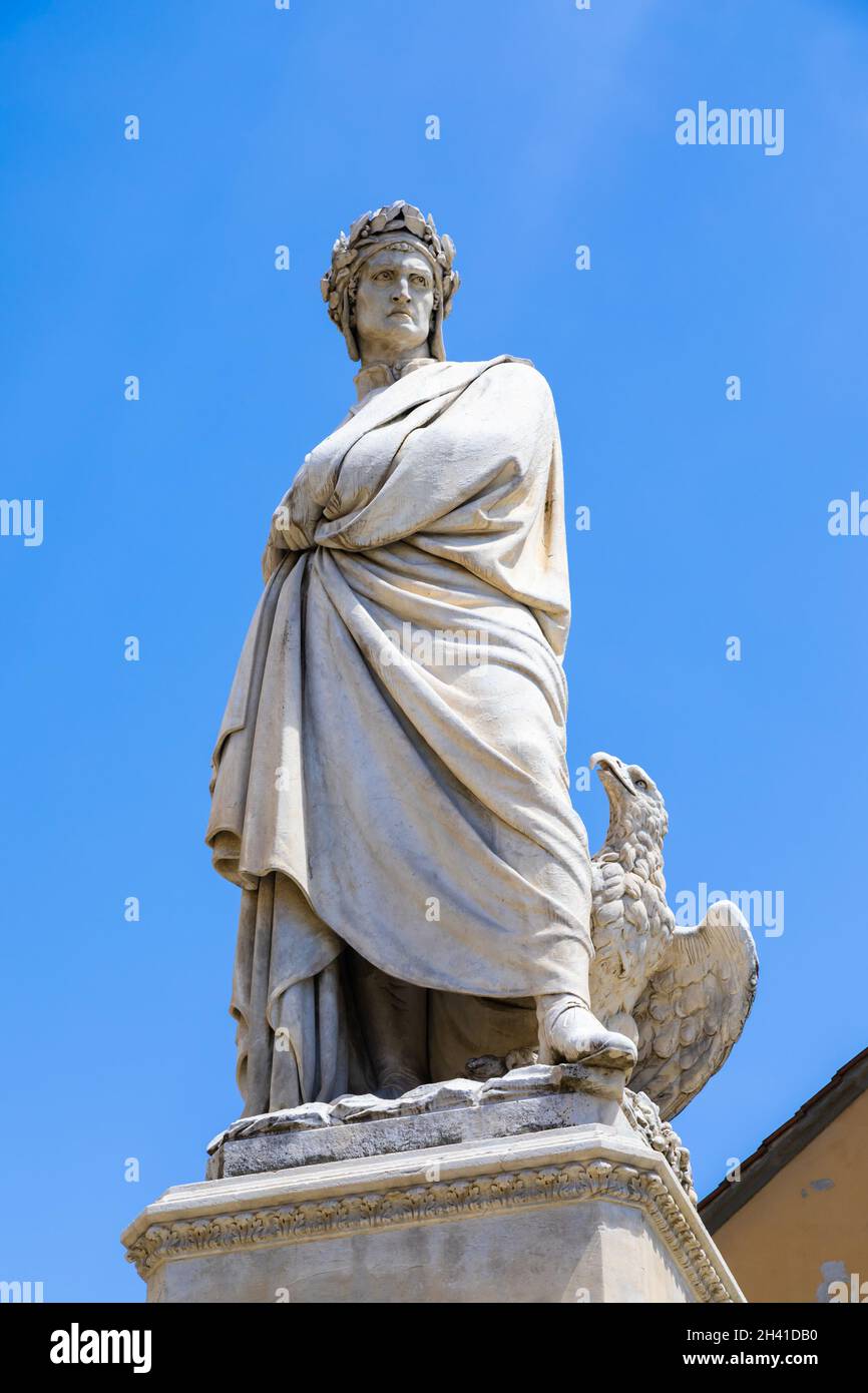 Statua di Dante Alighieri a Firenze, regione Toscana, Italia, con un incredibile sfondo blu cielo. Foto Stock