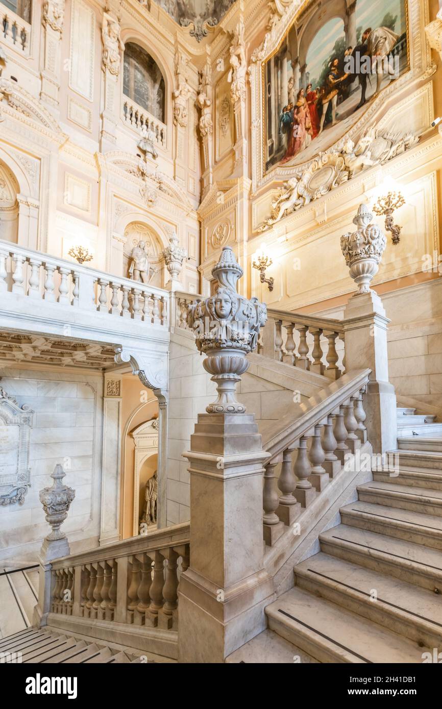 Scala in marmo in palazzo storico con interni di lusso - Palazzo reale Savoia, Torino, Italia Foto Stock