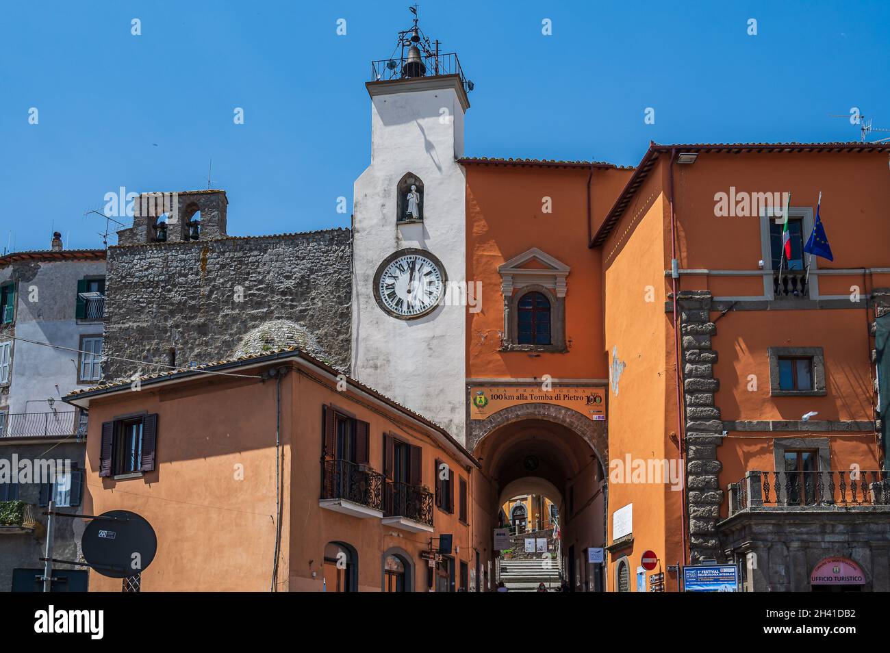 Torre dell'Orologio all'ingresso di Montefiascone Foto Stock