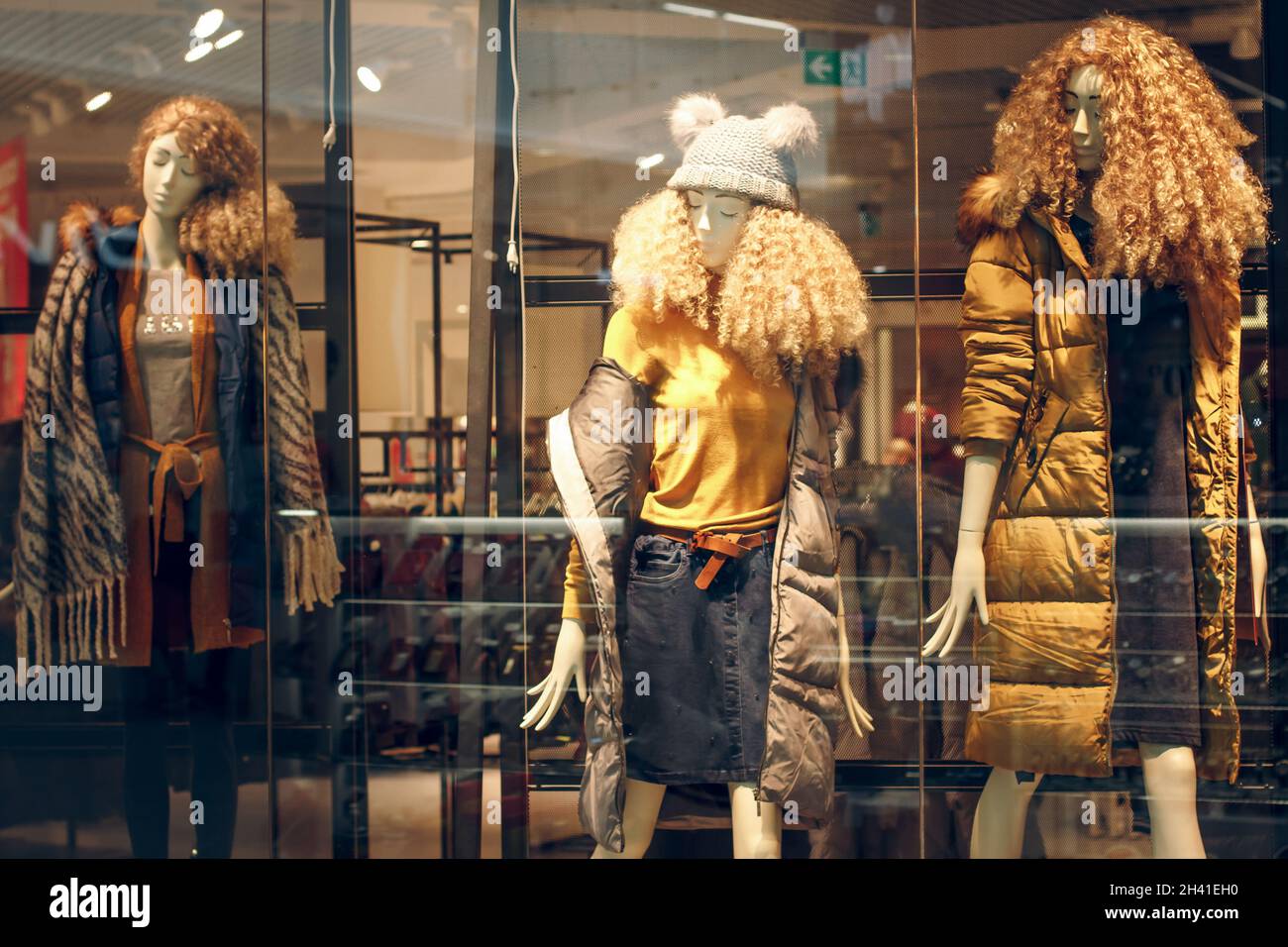 POLONIA, BYDGOSZCZ - 18 febbraio 2020: Divertente hairy femminile mannequins mostra autunno inverno primavera abiti collezione. Manichini in piedi in stile casual Foto Stock