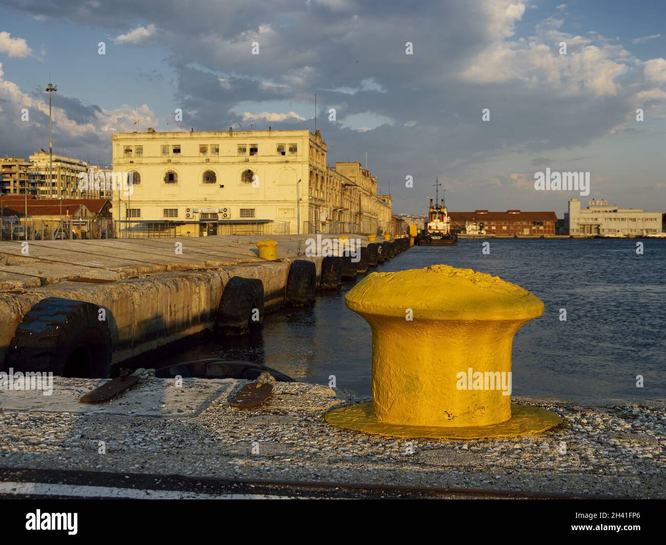 Economia della Grecia un bollardo / bits giallo dipinto nel porto commerciale della città di Salonicco Foto Stock