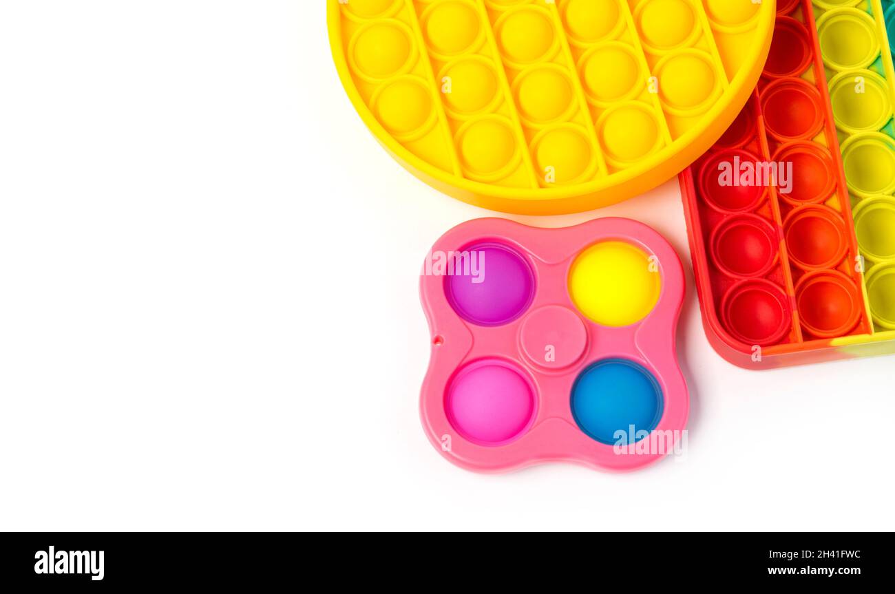 Pop IT Simple Dimple - silicone sensoriale anti-stress Fidget giocattolo colorato arcobaleno gioco isolato su sfondo bianco, spazio copia. Foto Stock