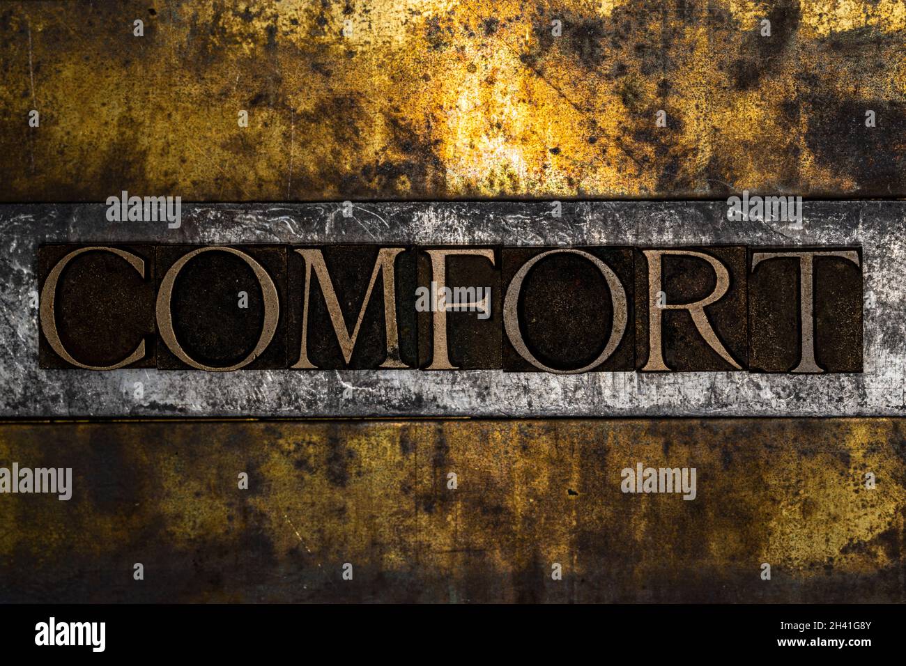 Messaggio di testo confortevole su fondo in rame grunge testurizzato e oro vintage Foto Stock