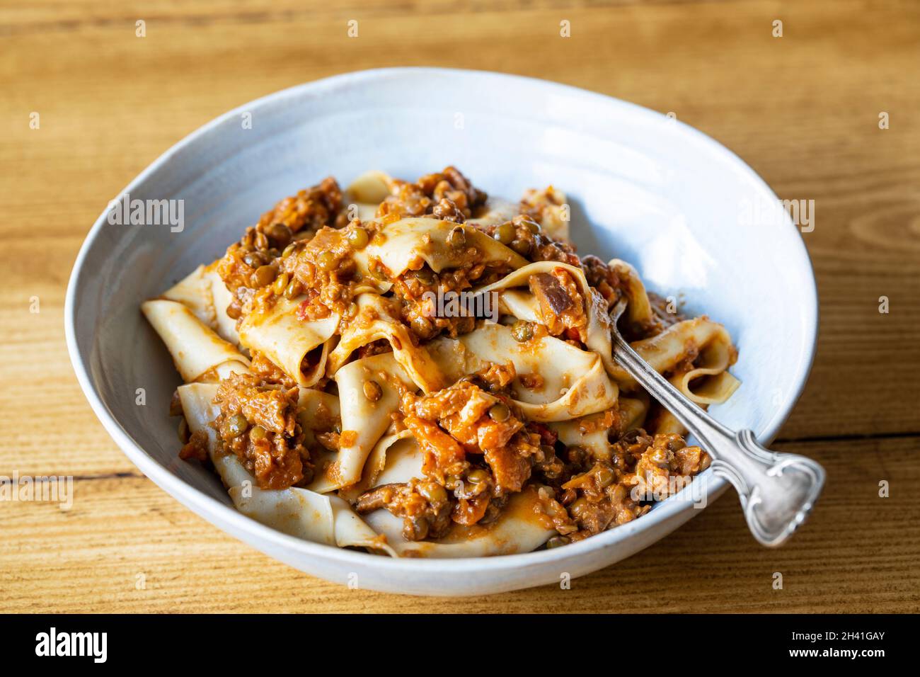 Pasta fatta in casa con lenticchie vegane ragu Foto Stock