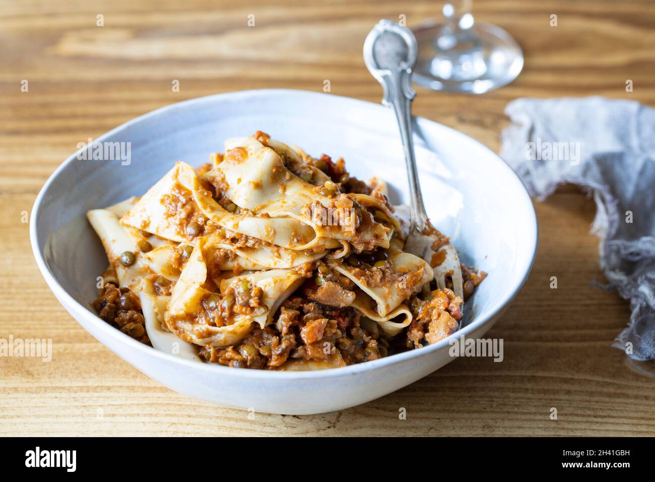 Pasta fatta in casa con lenticchie vegane ragu Foto Stock