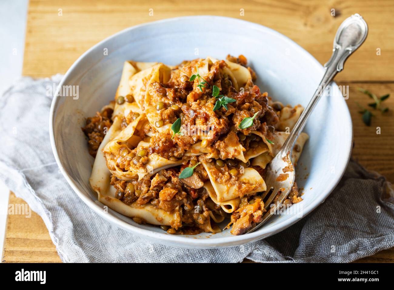 Pasta fatta in casa con lenticchie vegane ragu Foto Stock