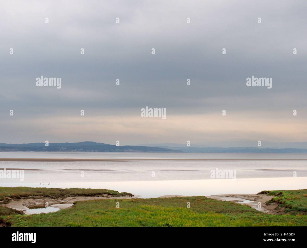 Vista della costa a grange su sabbia in cumbria con prato coperto paludi nei rinveni e la zona nord laghi in Foto Stock