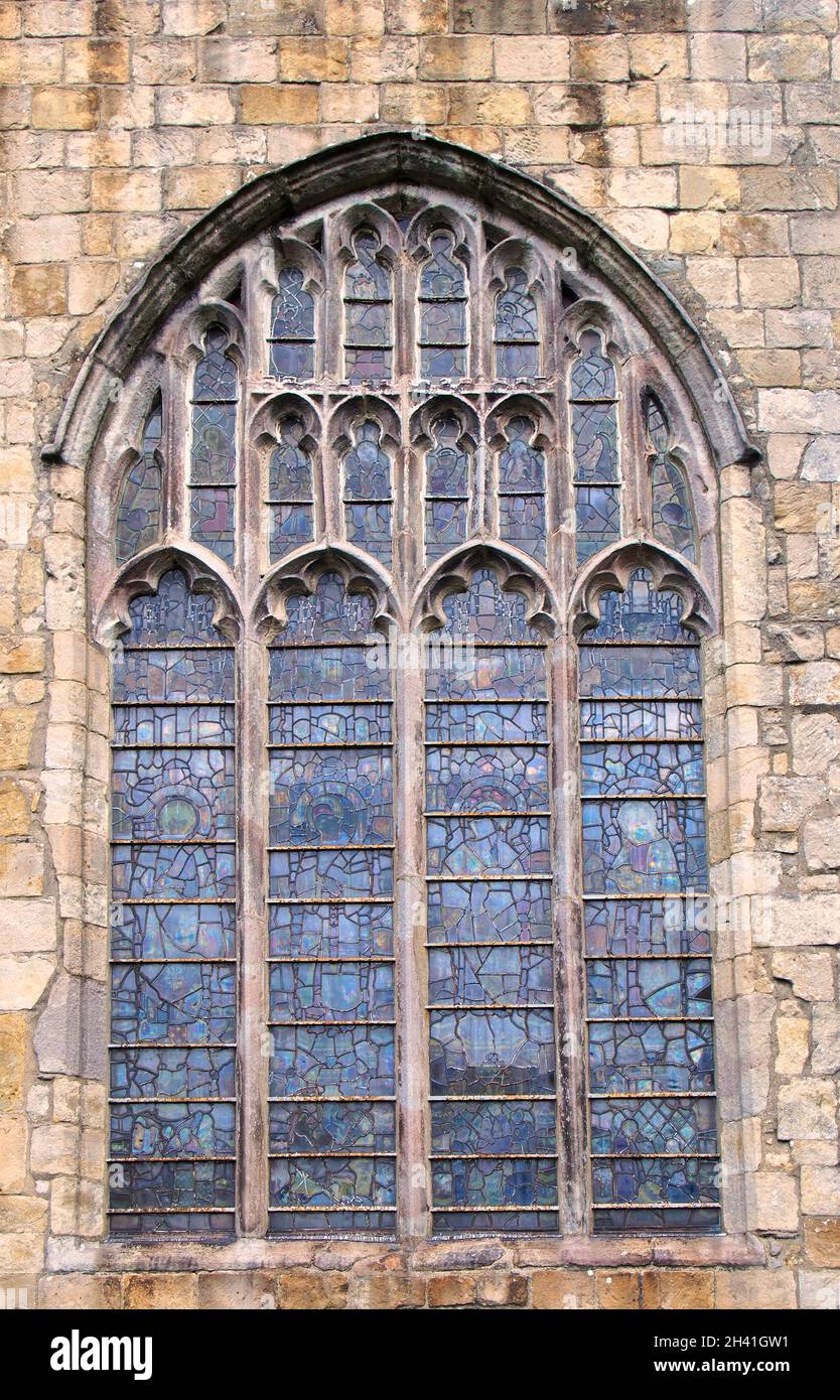 Vecchia finestra sullo storico convento medievale del cartmel in cumbria, ora la chiesa parrocchiale di san michele e maria Foto Stock