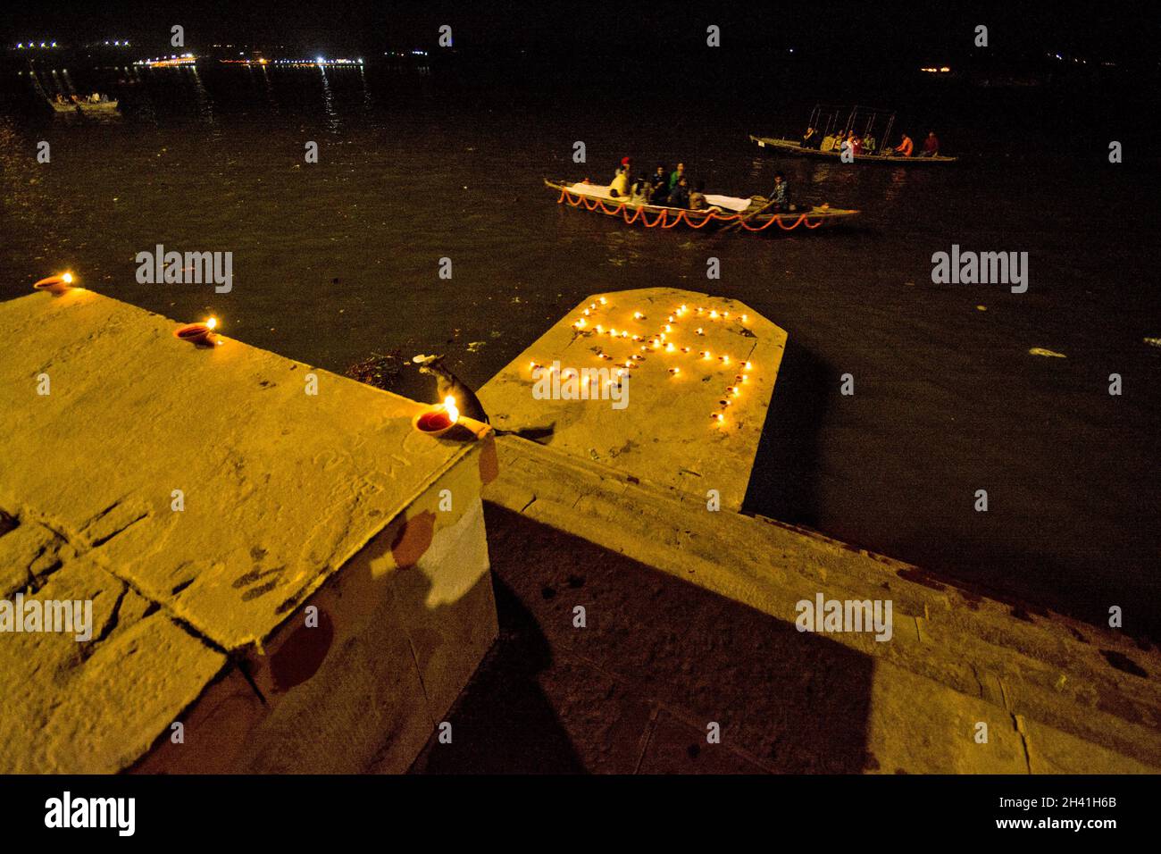 illumina il ghat ganga a varanasi durante la celebrazione di dev diwali Foto Stock