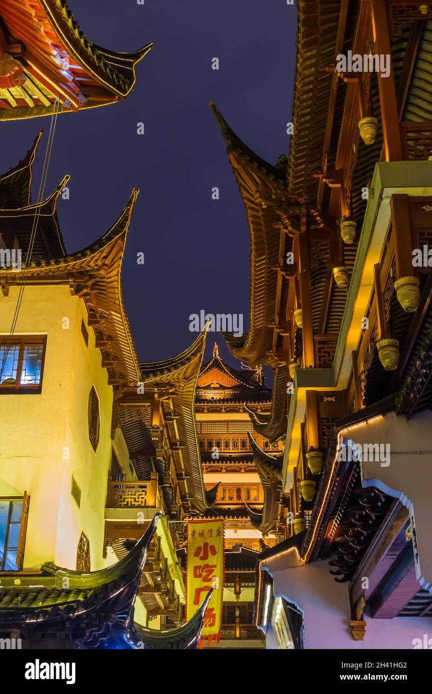 Shanghai, Cina - 22 maggio 2018: Vecchia strada vicino al giardino Yuyuan (Giardino della felicità) nel centro di Shanghai Foto Stock