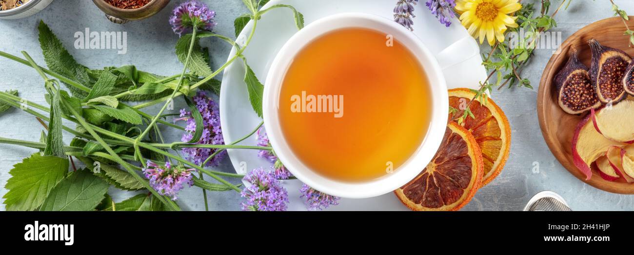 Panorama del tè con erbe, fiori e frutta, shot dall'alto Foto Stock