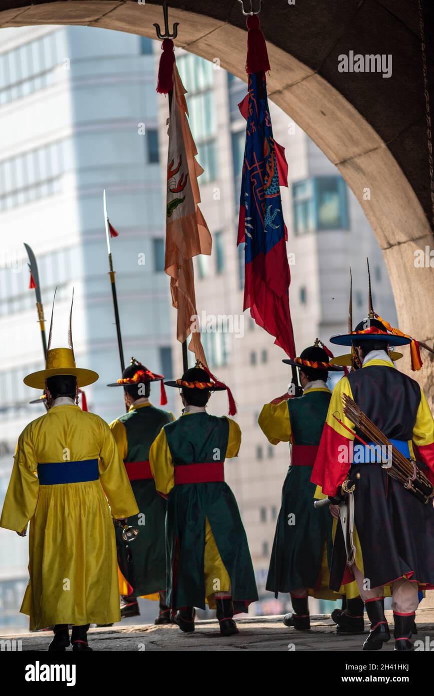 Cerimonia del Cambio della Guardia alla porta di Sungnyemun a Seoul, Corea, il 31 ottobre 2021 Foto Stock