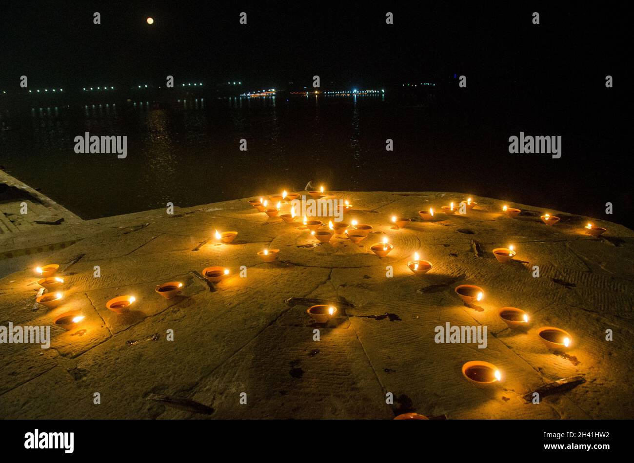 illumina il ghat ganga a varanasi durante la celebrazione di dev diwali Foto Stock