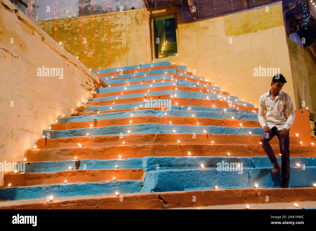 illumina il ghat ganga a varanasi durante la celebrazione di dev diwali Foto Stock