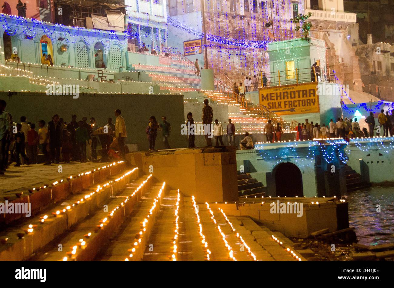 illumina il ghat ganga a varanasi durante la celebrazione di dev diwali Foto Stock