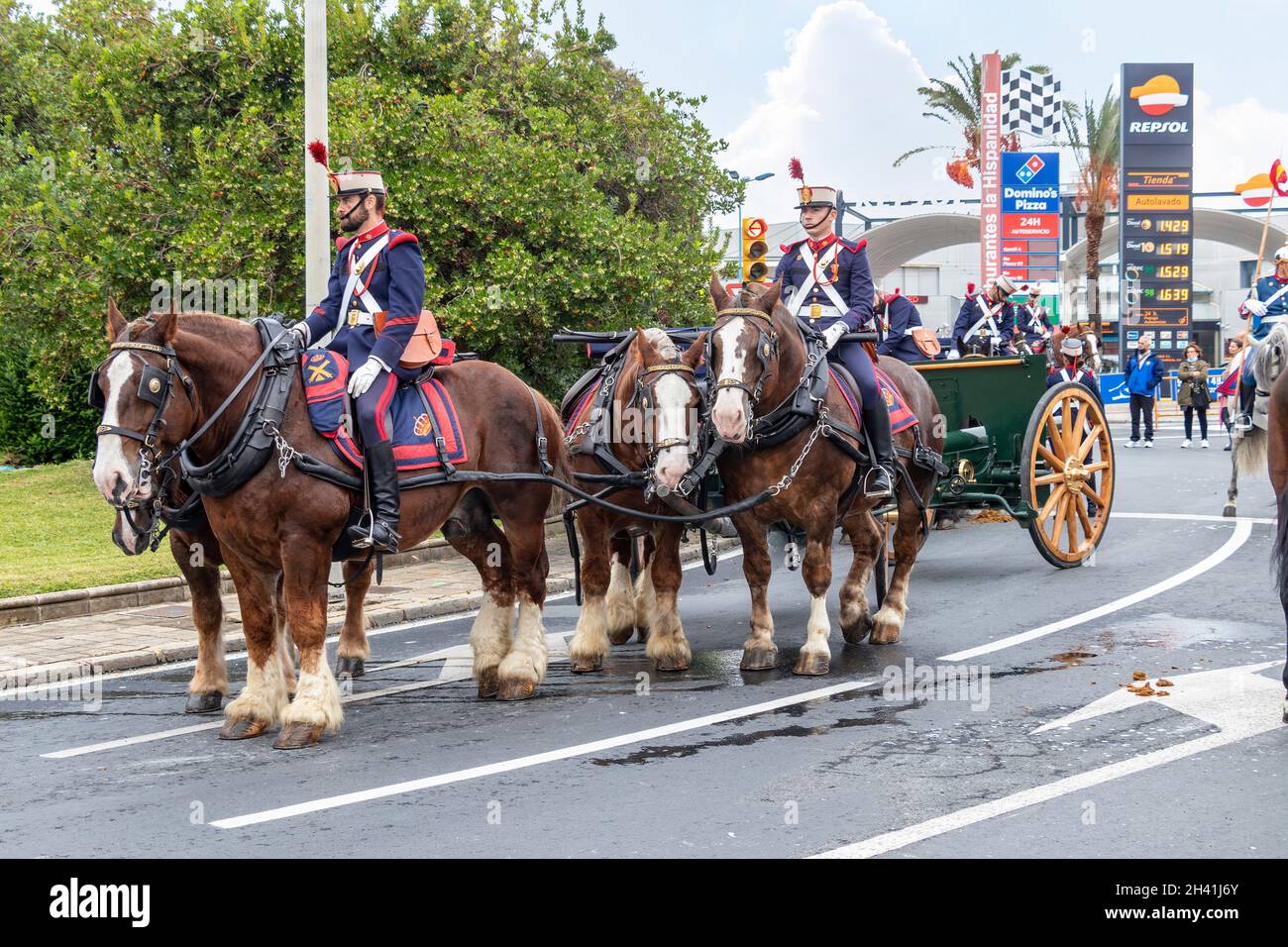 Huelva, Spagna - 30 ottobre 2021: Cavalli bretoni ispanici con cappe nere e castagnate che tirano i cannoni della Guardia reale Spagnola attraverso l'Av Foto Stock