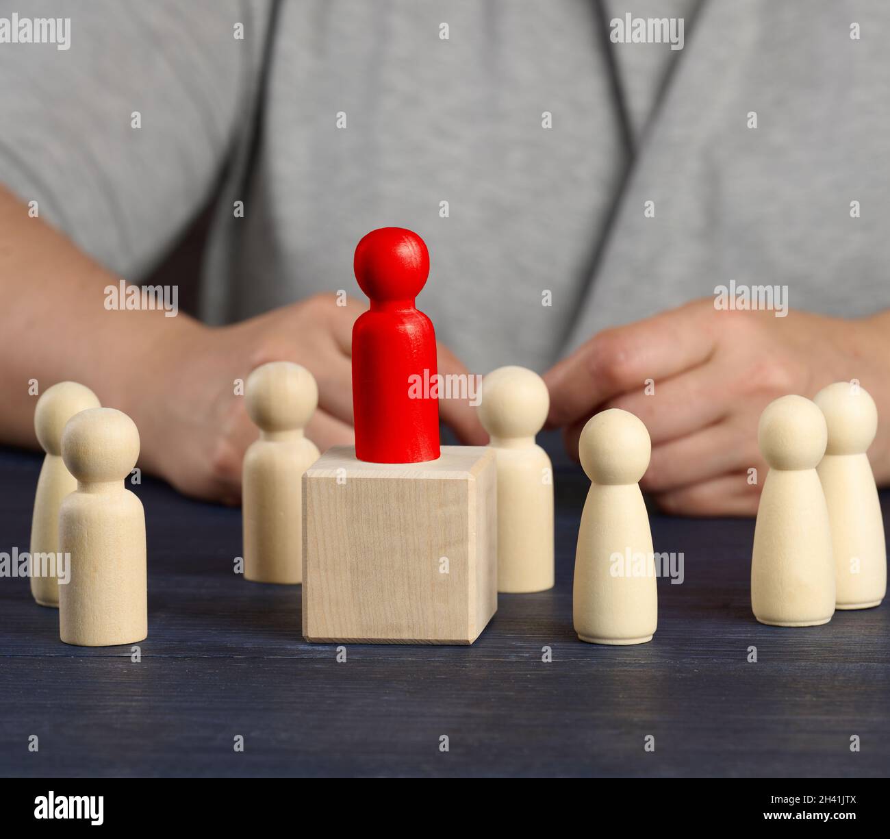 Figurina rossa di legno scelta dalla folla. Il concetto di trovare dipendenti di talento, manager, crescita della carriera. Assunzione del personale Foto Stock