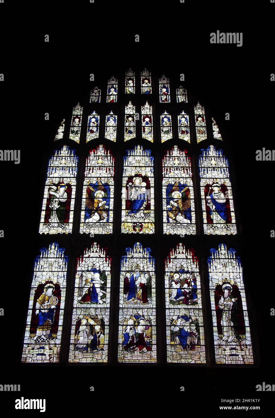 finestra in vetro colorato del xix secolo dedicata ai santi e al priorato natirtmel in cumbria Foto Stock