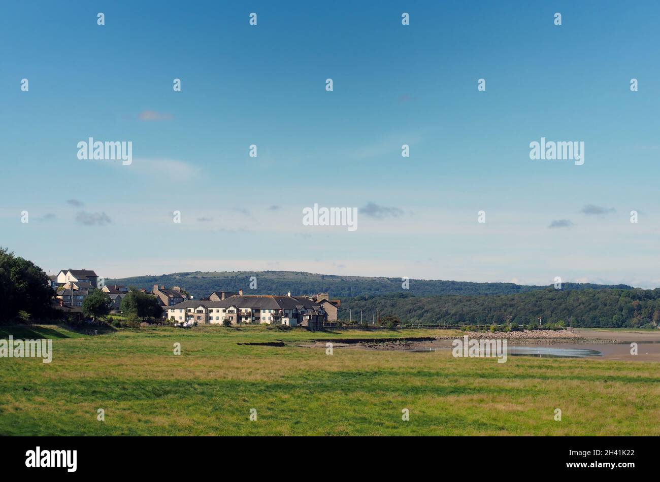 Vista del villaggio di arnside dalla riva del fiume kent con la campagna circostante Foto Stock